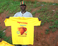 Vendeur de tee shirts pro-Museveni.(Photo: Gabriel Kahn/RFI)