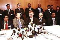 A Genève, conférence de presse du médiateur norvégien Erik Solheim, entouré des délégations du LTTE et du gouvernement de Colombo.(Photo: AFP)