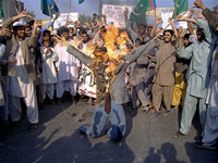 Les manifestations contre la publication des caricatures de Mahomet dans la presse occidentale se multiplient dans le monde arabo-musulman. Au Pakistan, ce jeudi 2 février, l’effigie du Premier ministre danois a été brûlée.(Photo : AFP)