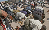Prière sous haute surveillance à Bassorah (sud de l'Irak).(Photo: AFP)