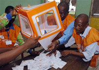 Les responsables de la Commission électorale indépendante font le décompte du nombre d'électeurs en RDC.(Photo : AFP)