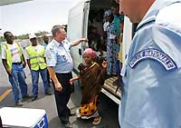 A Mayotte, ces ressortissants comoriens entrés illégalement sont reconduits dans leur pays par les autorités françaises.(Photo: AFP)