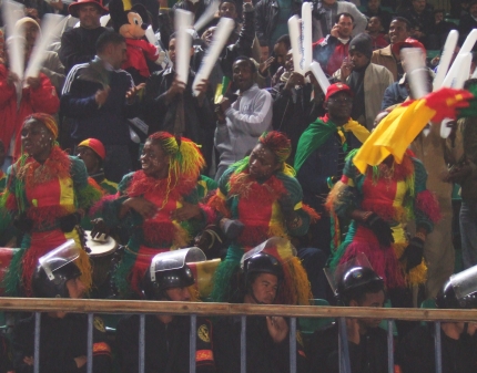 Les ambianceuses camerounaises se font entendre tout au long du match.(Photo: Gérard Dreyfus/RFI)
