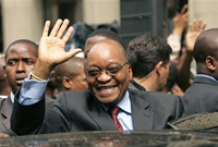 Jacob Zuma, sortant de la première audience de la Haute cour de Johannesburg, saluant ses supporteurs, souriant, chantant, dansant,...(Photo : AFP)
