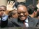 Jacob Zuma, sortant de la première audience de la Haute cour de Johannesburg, saluant ses supporteurs, souriant, chantant, dansant,...(Photo : AFP)