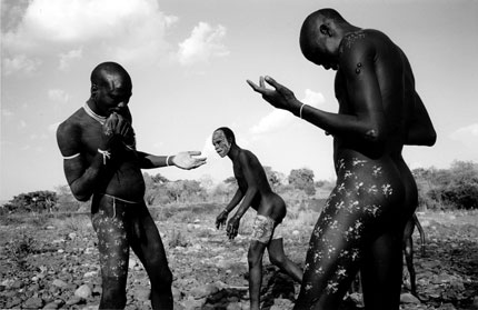<strong>Les Surma, Éthiopie, 2000<br /></strong>Pour impressionner l'ennemi, ces guerriers Surma dessinent des motifs sur tout leur corps avec la boue grise de la rivière.© Musée de l'Homme