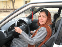 Akala Rizai conduit et travaille, une femme exceptionnelle à double titre en Afghanistan.(Photo : Anne le Troquer / RFI)