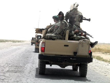 Le visage caché, les forces spéciales françaises roulent en convoi avec l'armée afghane. Direction : la frontière pakistanaise.(Photo : Emmanuel Razavi)