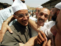 Ali Benhadj (G. en 2003), l'ancien numéro 2 du FIS, vient d'être libéré de prison.(Photo : AFP)