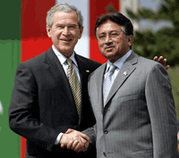 « <em>Le président Musharraf (à droite) avait vraiment besoin que Georges Bush lui réitère son appui. </em>» selon un diplomate en poste à Islamabad.(Photo : AFP)