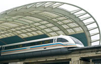 La Chine est déjà dotée d'un train rapide, le Maglev (430km/h), le premier train à sustentation magnétique au monde, et de technologie allemande. Sa ligne actuelle couvre quelque 30 kilomètres entre le quartier financier de Shanghai et l'aéroport international de Shanghai-Pudong.
(Photo : AFP)