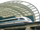 La Chine est déjà dotée d'un train rapide, le Maglev (430km/h), le premier train à sustentation magnétique au monde, et de technologie allemande. Sa ligne actuelle couvre quelque 30 kilomètres entre le quartier financier de Shanghai et l'aéroport international de Shanghai-Pudong. 

		(Photo : AFP)