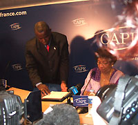 Conférence de presse d'Ellen Johnson-Sirleaf, présidente du Liberia, le 9 mars 2006 à Paris.(Photo: Monique Mas/RFI)
