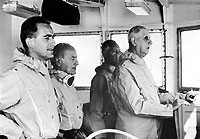A bord du croiseur <i>De Grasse</i>, le général de Gaulle assiste à un essai de la bombe atomique française, le 12 septembre 1966 à Mururoa. Il est entouré (de g. à d.) d'Alain Peyrefitte, de Pierre Billotte et de Pierre Messmer.