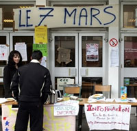 Des étudiants de l'Université Censier (Paris III), organisent un stand d'information sur le Contrat première embauche (CPE), le 06 mars 2006 à Paris, à la veille de la manifestation nationale pour exiger le retrait du CPE.(Photo : AFP)