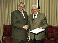 Ismaïl Haniyeh et Mahmoud Abbas, le 19 mars 2006. Les postes-clés du nouveau gouvernement ont été attribués à des hauts dirigeants du Hamas.(Photo: AFP)