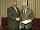 Le Premier ministre palestinien désigné Ismaïl Ismaïl Haniyeh et le président Mahmoud Abbas, le 19 mars 2006.(Photo: AFP)