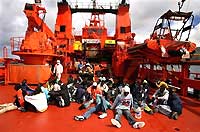 Le navire de sauvetage espagnol <i>Punta Salinas</i> récupère les immigrés clandestins africains au large de l'archipel des Canaries.(Photo: AFP)
