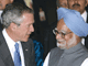 A New Delhi, George W. Bush a été accueilli par le Premier ministre indien Manmohan Singh.(Photo : AFP)