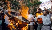Des nationalistes radicaux hindous crient vengeance et brûlent l'effigie d'un militant islamiste suspecté d'être à l'origine des trois explosions.(Photo : AFP)