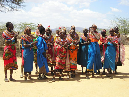 Groupe de femmes d'Umoja qui chantent et dansent.(Photo : Méryl Bécède/RFI)