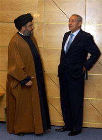 Nabih Berri (D.), l'initiateur du dialogue national, et Hassan Nasrallah, chef du Hezbollah.(Photo : AFP)