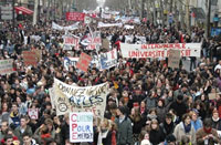 La manifestation contre le CPE a rassemblé beaucoup de monde dans les rues de Paris et dans différentes villes de provinces.(Photo : AFP)