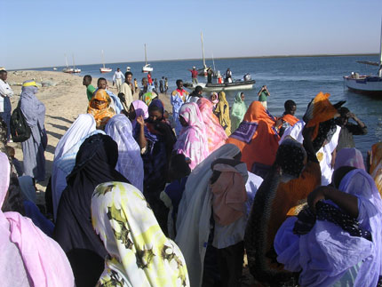 La route a permis de désenclaver le Parc national du banc d’Arguin qui couvre un tiers du littoral mauritanien et facilite la vie des quelques centaines d’habitants qui y vivent. La proximité de la nouvelle route permet aux villages de s’approvisionner plus facilement, d’exporter leur poisson frais et d’évacuer les malades vers les villes, le parc ne disposant pas de centre de santé.(Photo : Marie-Pierre Olphand/RFI)