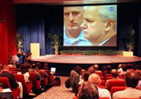 Juillet 2001. Première apparition de Slobodan Milosevic, sur écran géant à la Haye, lors d'une conférence de presse internationale.(Photo : AFP)