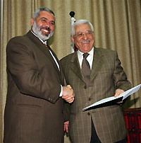 Le président de l'Autorité palestinienne Mahmoud Abbas (à d.) salue son Premier ministre Ismaïl Haniyeh.(Photo: AFP)
