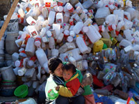 La récupération des bouteilles en plastique vides est devenue une source de revenue pour toutes les familles de la commune de Da wang jing en banlieue pékinoise.(Photo : Romain Degoul)