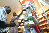 Visiteurs au Salon du livre d'Abidjan en 2002.(Photo: AFP)