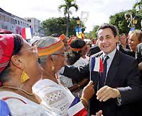Le ministre de l'Intérieur et président de l'UMP Nicolas Sarkozy salue des personnes sur le marché de Basse-Terre, le 09 mars 2006.(Photo: AFP)