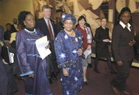 La présidente libérienne, Ellen Johnson Sirleaf (au centre), a confirmé vendredi avoir adressé la demande d’extradition de Charles Taylor au président du Nigeria Olusegun Obasanjo.(Photo : AFP)