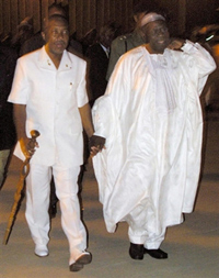 Charles Taylor accueilli par le président Obasanjo à son arrivée au Nigeria. L'ancien président libérien est en exil dans ce pays depuis le 12 août 2003.(Photo : AFP)