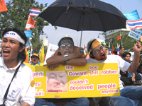 Manifestants devant le siège du gouvernement thaïlandais mardi matin.(Photo : Arnaud Dubus / RFI)
