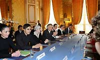 Le Premier ministre Dominique de Villepin reçoit les étudiants à Matignon, le 20 mars 2006.(Photo: AFP)