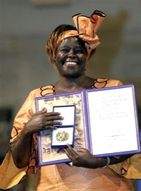 L'écologiste Wangari Maathai est la première femme africaine a avoir reçu le prix Nobel de la Paix en 2004.(Photo : AFP)