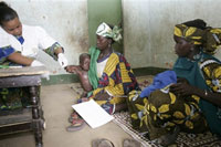 Médecins et infirmiers africains travaillent souvent dans des infrastructures vétustes pour des salaires dérisoires.(Photo : AFP)