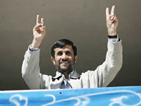 A deux semaines de la fin d'un ultimatum du Conseil de sécurité de l'Onu demandant à Téhéran de suspendre toutes ses activités liées à l'enrichissement, le président Ahmadinejad a annoncé que son pays était entré «<em>dans le groupe des pays qui ont la technologie nucléaire</em>».(Photo : AFP)
