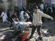 Des Irakiens évacuent les victimes de la mosquée de Bouratha à Bagdad le 7 avril 2006. Trois kamikazes déguisés en femme ont tué près de 80 personnes. 

		(Photo : AFP)