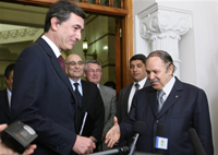 Philippe Douste-Blazy en visite officielle à Alger le 10 avril dernier. Le dialogue passe mal actuellement entre le ministre français des Affaires étrangères et le président algérien Abdelaziz Bouteflika.(Photo : AFP)