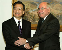 Le Premier ministre chinois, Wen Jiabao et son homologue australien John Howard, ont signé un accord pour alimenter Pékin en uranium.(Photo : AFP)