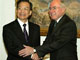 Le Premier ministre chinois, Wen Jiabao et son homologue australien John Howard, ont signé un accord pour alimenter Pékin en uranium. 

		(Photo : AFP)