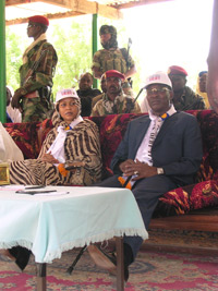 Accompagné de son épouse, le candidat Deby, en campagne à Mongo, promet un Tchad transfiguré.(Photo : Donaig Le Du/RFI)
