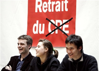 De gauche à droite : Bruno Julliard (Unef), Caroline Caron (FIDL) et Karl Stoeckel (UNL), qui ont mené le mouvement de contestation des étudiants et lycéens.(Photo : AFP)