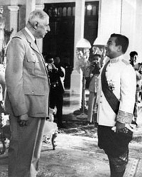 1966 : le roi du Cambodge Norodom Sihanouk accueille le général de Gaulle à Phnom Penh. Désormais, grâce à la mise en ligne des archives audiovisuelles de l'INA, les internautes pourront revisiter les grandes heures de l'histoire.(Photo : AFP)