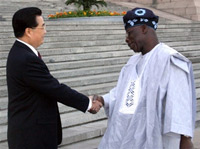 Les présidents chinois Hu Jintao et nigérian Olusegun Obasanjo ont signé une série d'accords concernant le secteur pétrolier.(Photo : AFP)