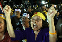 Manifestation à Bangkok. Thaksin Shinawatra cède à la pression de la rue, mobilisée depuis des mois pour obtenir son départ.(Photo: AFP)