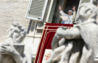 Lors de son intervention avant la prière de l'Angelus, le pape Benoît XVI a rendu hommage dimanche à «&nbsp;<em>l'immense héritage&nbsp;»</em> légué par son prédécesseur Jean Paul II, décédé le 2 avril 2005.(Photo : AFP)